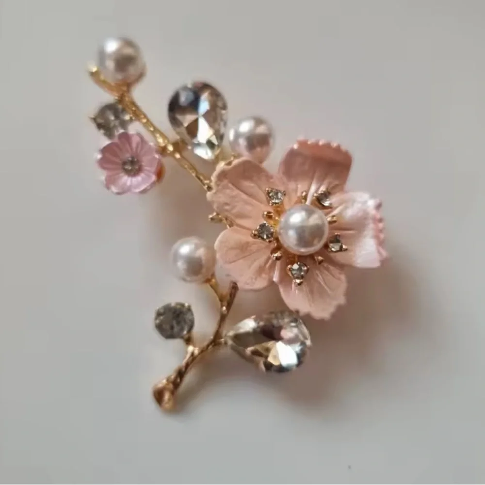 Stunning Blush Pink Floral Brooch ✨ Pearl Crystal Luxury Pin